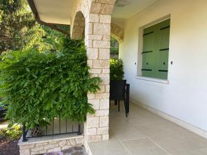 Welc-ōM Luxury Hillside Retreat