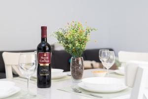 Home2Book Lovely & Bright Apt, Pool & Terrace