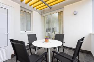 Home2Book Lovely & Bright Apt, Pool & Terrace