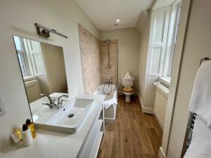 St Marys Farmhouse - Traditional Country Farmhouse with Open Fire