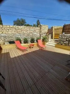 Chez Danièle chambre avec jacuzzi et terrasse privée - Murs