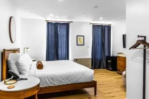 Historic Hotel, King Bed, Fast WiFi, Room # 104 - Holden