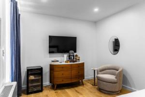 Historic Hotel, King Bed, Fast WiFi, Room # 104