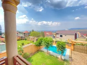 Luxurious very spacious 6 bedrooms villa with pool located in Gacuriro,close to simba center and a 12mins drive to downtown kigali - Rutongo