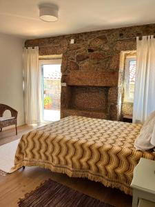 Casa rústica com terraço e jardim