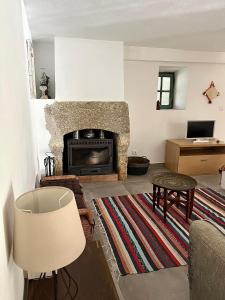 Casa rústica com terraço e jardim