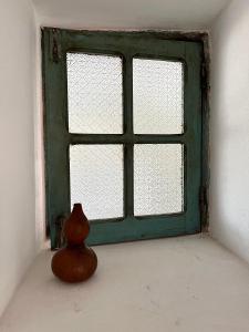 Casa rústica com terraço e jardim