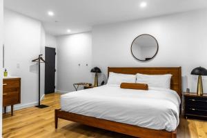 King Bed, DTWN Historic Hotel, Fiber Wifi, 50 in Roku TV, Room # 106