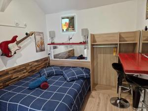 07 - Joli studio tout équipé avec un lit double, vue sur jardin, parking privatif gratuit, grand fourgon possible, tout le linge de maison est fourni