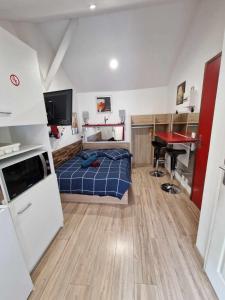 07 - Joli studio tout équipé avec un lit double, vue sur jardin, parking privatif gratuit, grand fourgon possible, tout le linge de maison est fourni