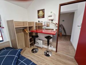 07 - Joli studio tout équipé avec un lit double, vue sur jardin, parking privatif gratuit, grand fourgon possible, tout le linge de maison est fourni