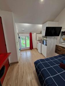 07 - Joli studio tout équipé avec un lit double, vue sur jardin, parking privatif gratuit, grand fourgon possible, tout le linge de maison est fourni