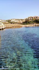 Porto Cervo località Cala del Faro. Affitto bilocale con portico e giardino.