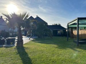 Villa ensoleillée à Bretteville-sur-Ay avec piscine privée