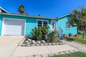 One-of-a-kind home near Moody Gardens and Bayou - Cute & cozy as can be - Virginia Point