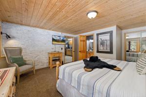 Creekside Suites 01 by Estes Park Condos