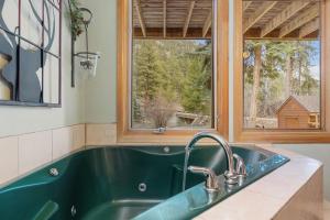 Creekside Suites 22 by Estes Park Condos