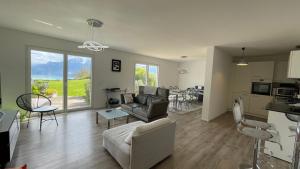 Le Chardonne - Designers home with a stunning lake and mountain view