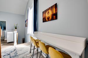 Walk to Lake Hiram Hideaway with Shared Gazebo!