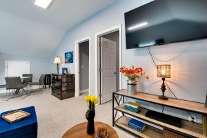 Walk to Lake Hiram Hideaway with Shared Gazebo!