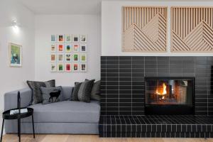 Chic Bend Condo with Fireplace and Forest Views!