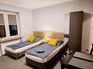 Dom na Folwarku POKOJE I APARTAMENTY, BEZPŁATNY ZAMYKANY PARKING NA TERENIE POSESJI - 亨齐内