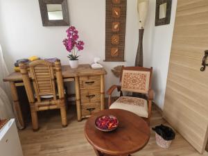 La sérénité Balinaise, chambre et sdb privée, jardin , piscine en saison, près de Chantilly, parc Astérix et CDG et Paris en 20