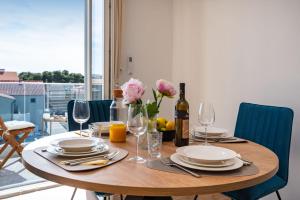 Apartments Lucija Mari - 4hvězdičkové hotely ve městě Tribunj