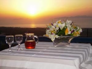 Standard Twin Room with Sunset View room in Kiklamino Studios & Apartments