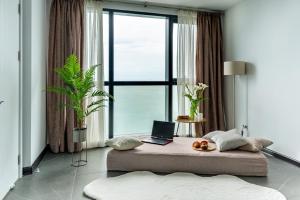 Ocean Breeze Retreat - Honeymoon Apartment with Sea View in Porta Batumi Tower