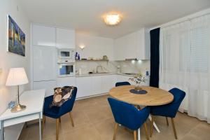 Apartments by the sea Hvar - 10430