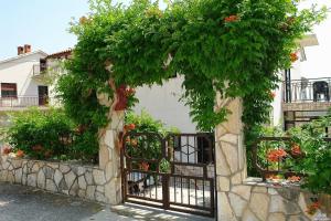 Apartments with parking space Novi Vinodolski - 22846