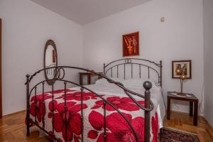 Apartments with parking space Novi Vinodolski - 22846