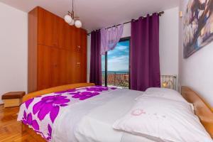 Apartments with parking space Novi Vinodolski - 22846