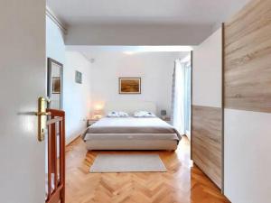 Holiday house with a swimming pool Porec - 23000