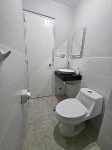 Habitación individual con baño independiente, servicios y cochera