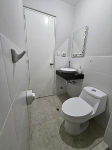 Habitación individual con baño independiente, servicios y cochera