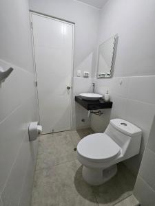 Habitación individual con baño independiente, servicios y cochera