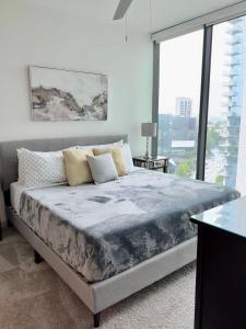 Ruby Retreat - Highrise! Balcony, Year-round Pool,City View