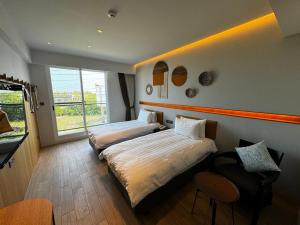 Suite Hai Giường Đơn có Ban Công - Cấm Hút Thuốc (Twin Suite with Balcony - Non-Smoking)