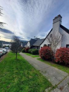 Charming English Tudor Lake union Seattle UW downtown