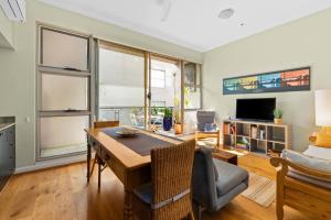 Laube 105 Modern Inner-city Sanctuary with Balcony