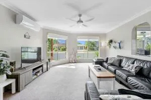 'Wattlebird Lane' Sunny Family-Friendly Abode - Pialba