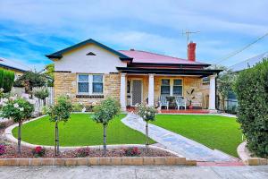 Cozy Beach Cottage Steps from Beach Jetty