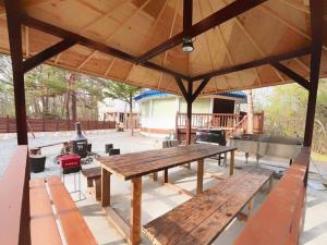 団体歓迎ジョイサウンドカラオケ付き北軽井沢超大型貸別荘7寝室5浴室20人泊まれる