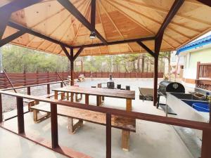 団体歓迎ジョイサウンドカラオケ付き北軽井沢超大型貸別荘7寝室5浴室20人泊まれる