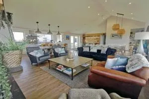 HIGH TIDE- LUXURY DEATCHED BUNGALOW- Sleeps 10 or 12 - Annexe option - Rhoscolyn