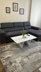 CENTER Elegant Living