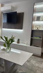 CENTER Elegant Living