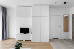 Nowoczesne i Eleganckie Studio oraz Apartament z Balkonami w Poznaniu by Noclegi Renters
